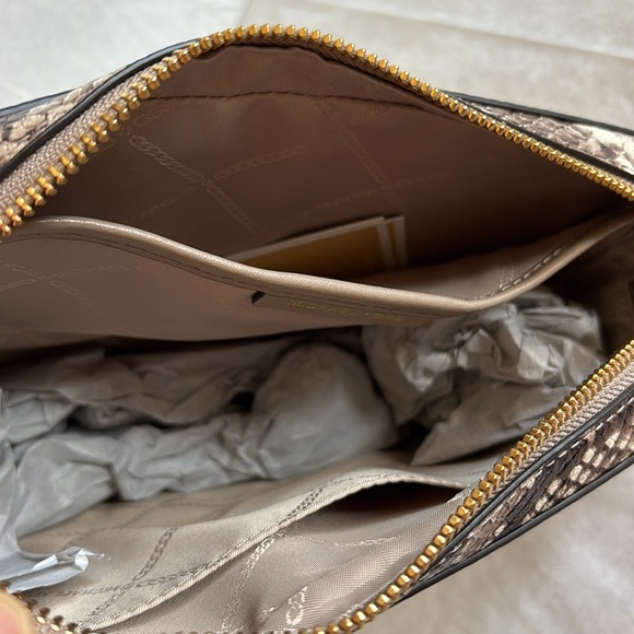 ✅SALE❤️‍🔥🆕Michael Kors Purse🎁 - Picture 5 of 6